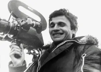 “Kujtoj ngjarjen e frikshme, kur një burrë u afrua dhe pyeti për të bijën, ishte babai i shoqes sonë që kishte vdekur dhe ishte ngritur nga…”/ Historia e panjohur e gazetarit dhe dramaturgut të zhdukur