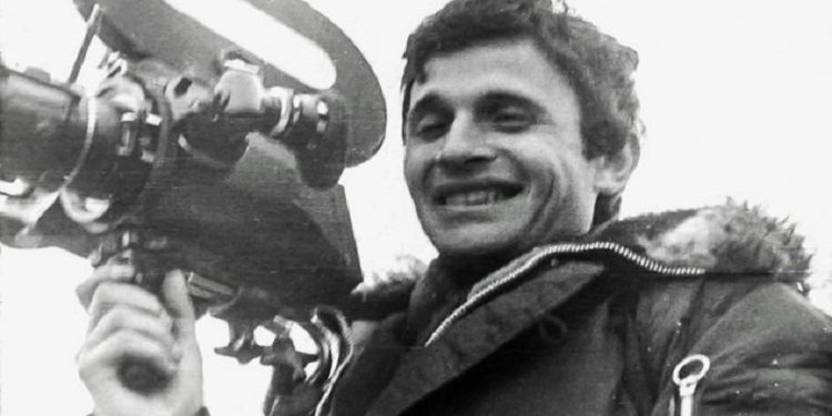 “Kujtoj ngjarjen e frikshme, kur një burrë u afrua dhe pyeti për të bijën, ishte babai i shoqes sonë që kishte vdekur dhe ishte ngritur nga…”/ Historia e panjohur e gazetarit dhe dramaturgut të zhdukur