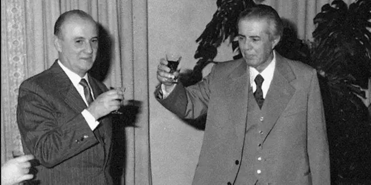 “Kur Enver Hoxha, i vrenjtur i’u drejtua Nexhmijes: Ç’janë këto veshje, këto bizhuteri, ç’janë këto këngë…?!, ajo i’u përgjigj…”/ Refleksionet e shkrimtarit të njohur, për festivalin e 11-të, në ’72-in