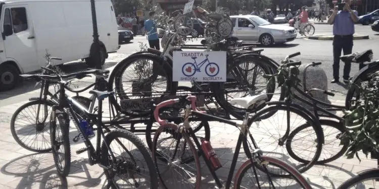 Nga Kolë Vjerdha me numrin 1, te Nazmi Mandia, Kel Temali, Faik Quku, Fadil Kruja e Ragip Curri, te kirurgu Mark Mirashi, që doli në pension me ‘Mifa’ dhe…”/ Historia e panjohur e qytetit që ecte mbi dy rrota