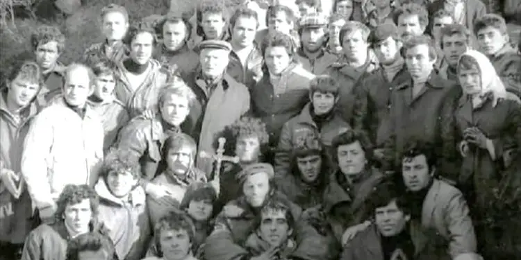 “Shna Ndou, nuk ua pranoi faljen, s’i pranoi as të afroheshin tek kisha, pasi pak para se të mbërrinin, makina shpërtheu në flakë dhe…”/ Historia tronditëse e katër djemve të rinj nga Laçi