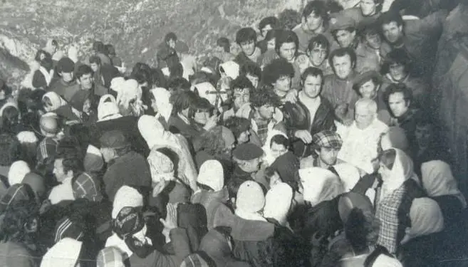 “Shna Ndou, nuk ua pranoi faljen, s’i pranoi as të afroheshin tek kisha, pasi pak para se të mbërrinin, makina shpërtheu në flakë dhe…”/ Historia tronditëse e katër djemve të rinj nga Laçi