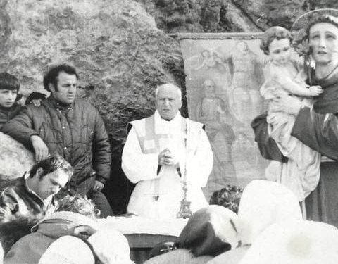 “Shna Ndou, nuk ua pranoi faljen, s’i pranoi as të afroheshin tek kisha, pasi pak para se të mbërrinin, makina shpërtheu në flakë dhe…”/ Historia tronditëse e katër djemve të rinj nga Laçi