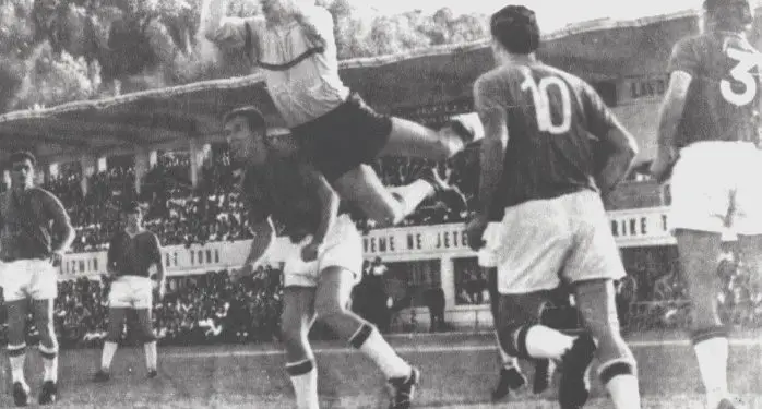 “Kur ’17 Nëntori’ i Tiranës, trondiste holandezët e ‘Ajaks’- it, edhe pa mjeshtrin Kazanxhi, që se lejuan pjesën e parë, prej takave të këpucëve…”/ Ndeshja e 16 shtator 1970, që do rrënonte bardhe-blutë!