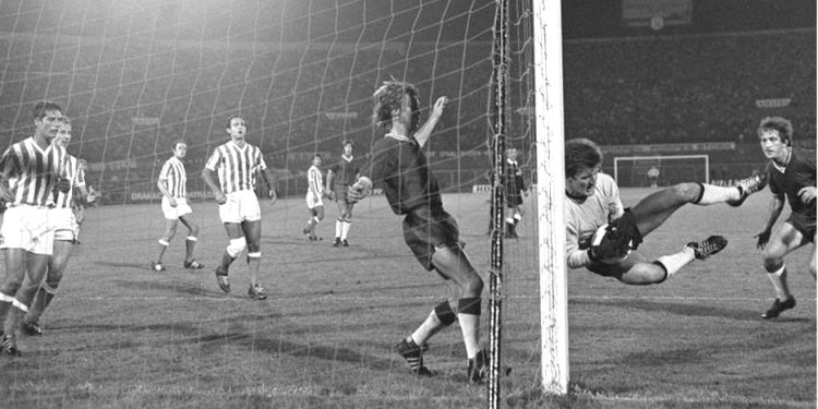 “Në Amsterdam, kundër Ajaksit të madh, shumë prej nesh kishim marrë këpucë borxh, as mjek ekipi s’kishim, por…”/ Rrëfimi i rrallë i ish-kapitenit bardheblu, për ndeshjen e 30 shtatorit, 1970