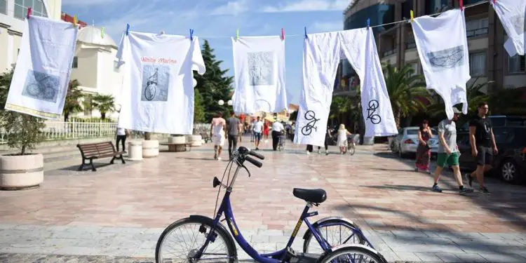 Nga Kolë Vjerdha me numrin 1, te Nazmi Mandia, Kel Temali, Faik Quku, Fadil Kruja e Ragip Curri, te kirurgu Mark Mirashi, që doli në pension me ‘Mifa’ dhe…”/ Historia e panjohur e qytetit që ecte mbi dy rrota