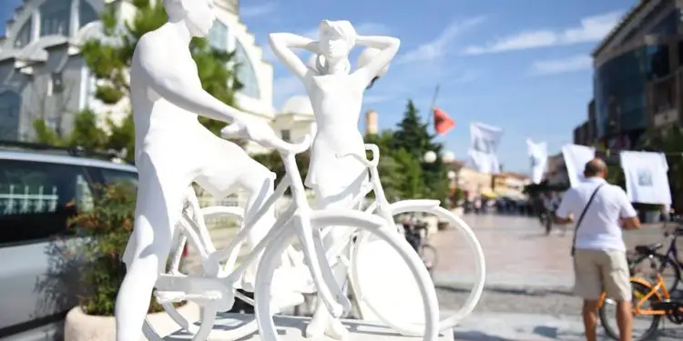 Nga Kolë Vjerdha me numrin 1, te Nazmi Mandia, Kel Temali, Faik Quku, Fadil Kruja e Ragip Curri, te kirurgu Mark Mirashi, që doli në pension me ‘Mifa’ dhe…”/ Historia e panjohur e qytetit që ecte mbi dy rrota