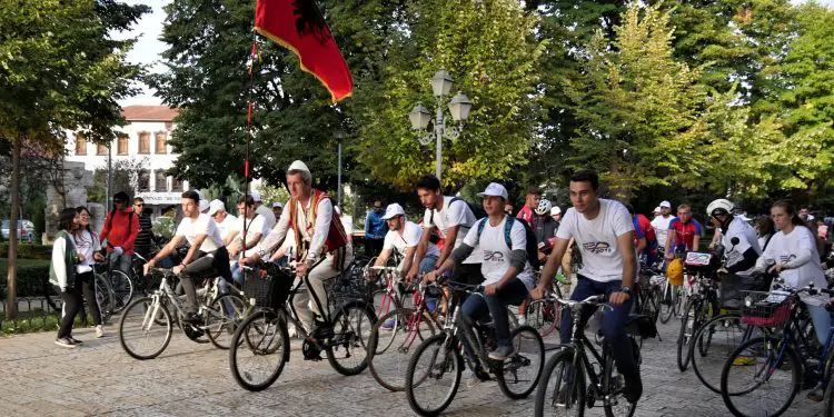 Nga Kolë Vjerdha me numrin 1, te Nazmi Mandia, Kel Temali, Faik Quku, Fadil Kruja e Ragip Curri, te kirurgu Mark Mirashi, që doli në pension me ‘Mifa’ dhe…”/ Historia e panjohur e qytetit që ecte mbi dy rrota