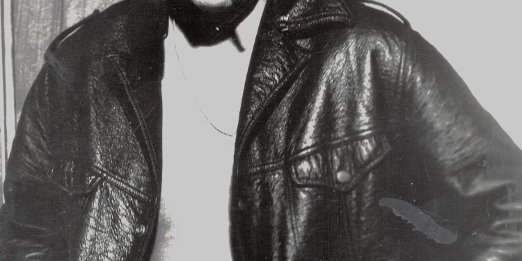 “Tim Xhilaga, ‘play boy’ i kryeqytetit dhe Beb Daliu, një nga djemtë e njohur në ‘Broduein’ e Tiranës, me pantallonat e para blu xhins, të qepura te gruaja e…”/ Historia e panjohur e “djemve të modës”!