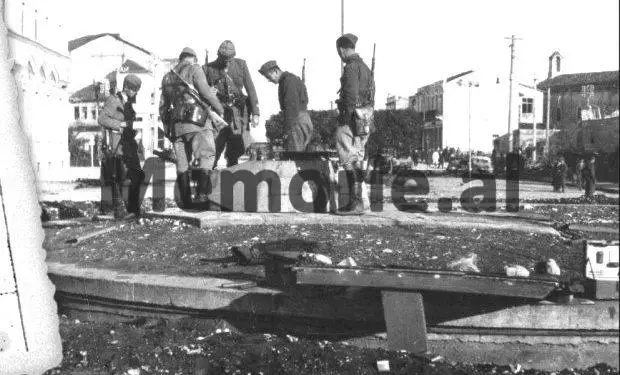 “Një grup prej pesë gjermanësh me një mitraloz, disa herë, zmbrapsnin një grup prej qindra partizanësh, me dhjetëra mitraloza të lehtë…”! / Raporti oficerit britanik, për çlirimin e Tiranë, nëntor ‘44