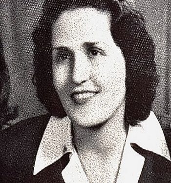 “Shoqja ime e ngushtë më pat treguar, edhe pse e kishte kushëri, Enver Hoxha i kish kërkuar të martohej me të, por ajo e quante…”!/ Rrëfimi i rrallë ish-nxënëses së “Nana Mbretneshë”!