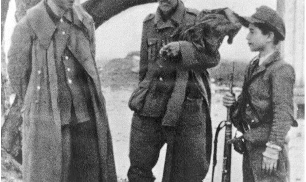 “Kur gjermanët i kërkuan familjes së kushëririt tonë, që të dorëzonte djalin komunist, se ndryshe do i pushkatonin babanë me dy vëllezërit e tij, i biri….”/ Ngjarja që tronditi Shkodrën, në 1944-ën