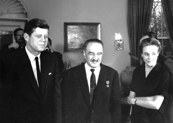 “Kenedi mbrëmë provokoi përsëri Kubën, duke shpifur se gjoja avionë kubanë, kanë sulmuar një anije peshkimi amerikane në ujërat e Floridës dhe…”/ Ditari politik sekret i Enver Hoxhës, shkurt 1963