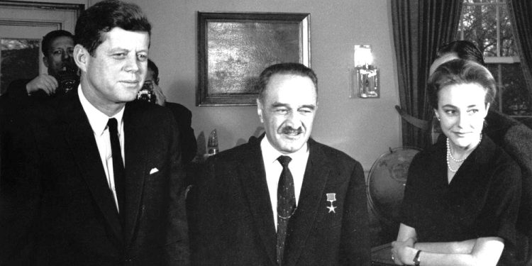 “Kenedi mbrëmë provokoi përsëri Kubën, duke shpifur se gjoja avionë kubanë, kanë sulmuar një anije peshkimi amerikane në ujërat e Floridës dhe…”/ Ditari politik sekret i Enver Hoxhës, shkurt 1963