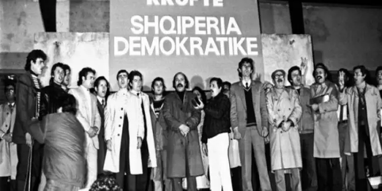 “Ushtrinë s’e fusim dot me armë kundër demokratëve, por t’ju japim shkopinj dhe kamzhik komunistëve e të mobilizojmë Skraparin…”/ Biseda e Ramiz Alisë me Hekuranin e Xhelil Gjonin, 14 dhjetor ‘90-të