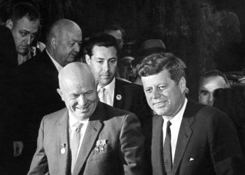 “Presidenti Xhon Kenedi i SHBA-ës, mbajti një fjalim shumë kërcënues, atij i duhet dhënë një përgjigje e fortë dhe ne do i japim një grusht, por…”/ Ditari politik sekret i Enver Hoxhës, nëntor 1961