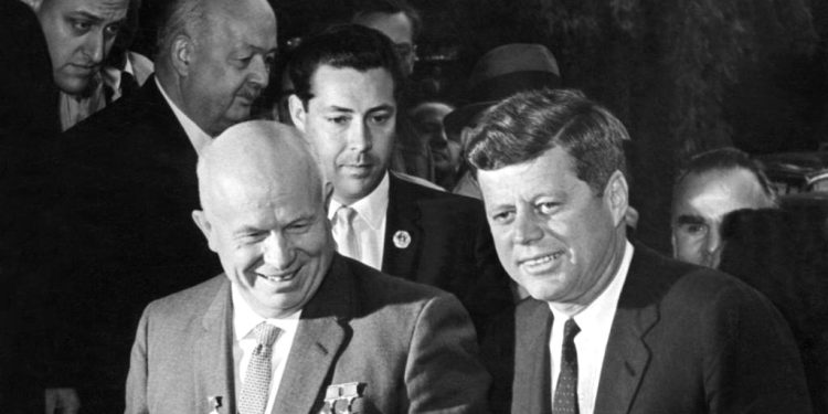 “Presidenti Xhon Kenedi i SHBA-ës, mbajti një fjalim shumë kërcënues, atij i duhet dhënë një përgjigje e fortë dhe ne do i japim një grusht, por…”/ Ditari politik sekret i Enver Hoxhës, nëntor 1961