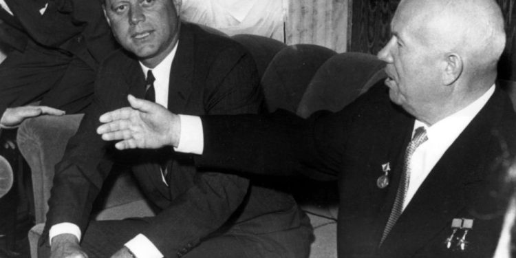 “Presidenti Xhon Kenedi i SHBA-ës, mbajti një fjalim shumë kërcënues, atij i duhet dhënë një përgjigje e fortë dhe ne do i japim një grusht, por…”/ Ditari politik sekret i Enver Hoxhës, nëntor 1961