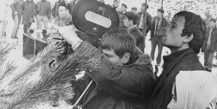 “Kujtoj ngjarjen e frikshme, kur një burrë u afrua dhe pyeti për të bijën, ishte babai i shoqes sonë që kishte vdekur dhe ishte ngritur nga…”/ Historia e panjohur e gazetarit dhe dramaturgut të zhdukur