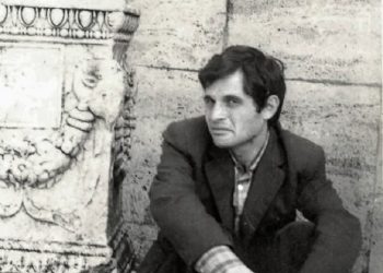 “Kujtoj ngjarjen e frikshme, kur një burrë u afrua dhe pyeti për të bijën, ishte babai i shoqes sonë që kishte vdekur dhe ishte ngritur nga…”/ Historia e panjohur e gazetarit dhe dramaturgut të zhdukur