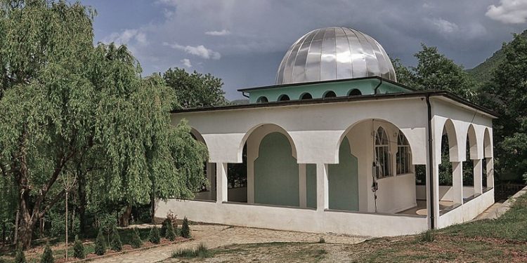 “Dërvishi i Luzhës, ishte mik i shtëpisë sonë dhe unë isha i vetmi intelektual i Tropojës, që mora pjesë në varrimin e tij, pasi Sigurimi i Shtetit…”/ Dëshmia e rrallë për klerikun dhe shenjtorin e famshëm