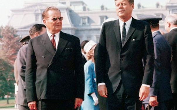 “Kenedi mbrëmë provokoi përsëri Kubën, duke shpifur se gjoja avionë kubanë, kanë sulmuar një anije peshkimi amerikane në ujërat e Floridës dhe…”/ Ditari politik sekret i Enver Hoxhës, shkurt 1963