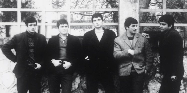 “Tim Xhilaga, ‘play boy’ i kryeqytetit dhe Beb Daliu, një nga djemtë e njohur në ‘Broduein’ e Tiranës, me pantallonat e para blu xhins, të qepura te gruaja e…”/ Historia e panjohur e “djemve të modës”!