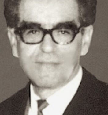 “Mësuesi na porositi, që çdo mëngjes kur të niseshim për në shkollë, të kalonim nga manat e pazarit, për të parë të varurit që i tundte era…”! Kujtimet e ish-të përndjekurit politik