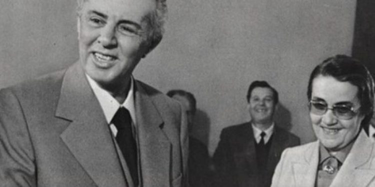 “Kur Enver Hoxha, i vrenjtur i’u drejtua Nexhmijes: Ç’janë këto veshje, këto bizhuteri, ç’janë këto këngë…?!, ajo i’u përgjigj…”/ Refleksionet e shkrimtarit të njohur, për festivalin e 11-të, në ’72-in