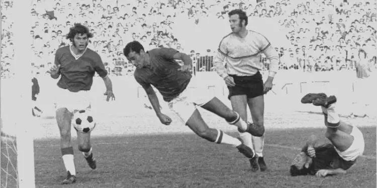 “Kur ’17 Nëntori’ i Tiranës, trondiste holandezët e ‘Ajaks’- it, edhe pa mjeshtrin Kazanxhi, që se lejuan pjesën e parë, prej takave të këpucëve…”/ Ndeshja e 16 shtator 1970, që do rrënonte bardhe-blutë!