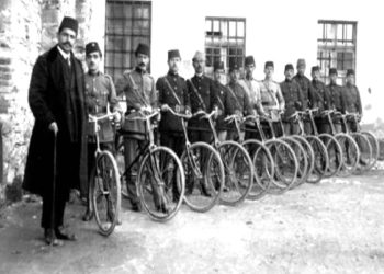 Nga Kolë Vjerdha me numrin 1, te Nazmi Mandia, Kel Temali, Faik Quku, Fadil Kruja e Ragip Curri, te kirurgu Mark Mirashi, që doli në pension me ‘Mifa’ dhe…”/ Historia e panjohur e qytetit që ecte mbi dy rrota