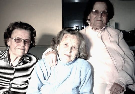 “Ne, s’pranuam të punonim në Savër dhe Handani, tha; le të vijë Enver Hoxha këtu, të më pushkatojë, se unë…”/ Dëshmia e rrallë e tre motrave Hoxha, kushërira të diktatorit, që vuajtën 30 vjet internim