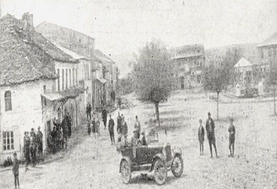 “Në krah të djathtë të Ersekës, gjenden rreth 30 varre, të pushkatuarve nga komunistët, ku nëna ime shkonte shpesh, se aty kishte…”/ Historia tragjike e familjes së famshme nga Kolonja