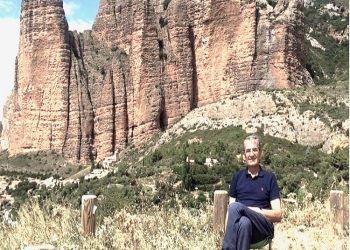 “Ai u rrit përmes enciklopedive historike e botimeve letrare dhe për 25 vjet me rradhë, dha një kontribut të çmuar si gazetar, pedagog…”/ Homazh për Agron Balën