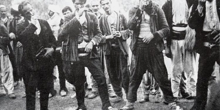 “Në çdo sofër, një sahan i madh i drunjtë me kaçamak, ku duhej ngrënë bashkërisht, me lugën që e kishte sjellë secili me vete dhe në fund, sollën kos…”/ Reportazhi i antropologut gjerman, në 1937-ën