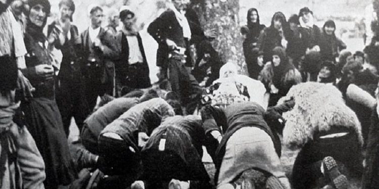 “Në çdo sofër, një sahan i madh i drunjtë me kaçamak, ku duhej ngrënë bashkërisht, me lugën që e kishte sjellë secili me vete dhe në fund, sollën kos…”/ Reportazhi i antropologut gjerman, në 1937-ën