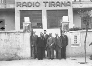 “Në mbrëmjen e 6 majit 1976, kur Haki Beleri, po drejtohej nga studioja e transmetimi të lajmeve, u ndalua nga polici rojës, duke…”! / Historia e trishtë e legjendës së mikrofonit të Radio-Tiranës
