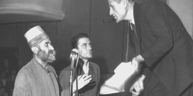 “Kur arrestuan gjyshin dhe xhaxhain, që i ekzekutuan me ‘Gjyqin e Deputetëve’, na morën bizhuteritë e florinjta, kurse unzën prej ari, e vuri në gisht oficeri…”/ Dëshmia e rrallë, e nipit të Sheh Karbunarës