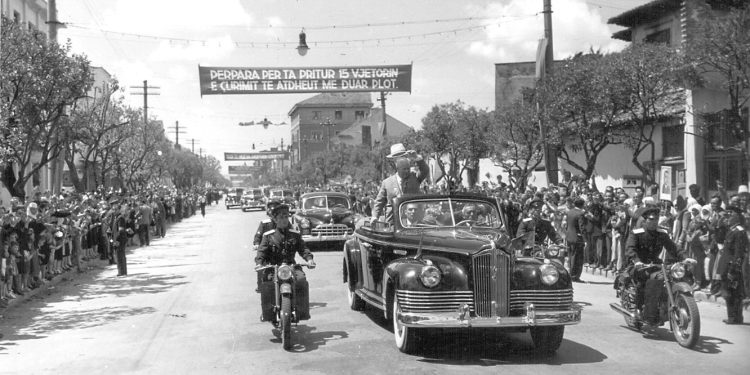 “Kur erdhi në qytetin e Shkodrës, diktatori Enver Hoxha, i ulur pranë Hrushovit e shoferit, në nji limuzinë të madhe, nuk fliste, as buzëqeshte, por…”/ Kujtimet e ish-të dënuarit politik, nga SHBA-ja