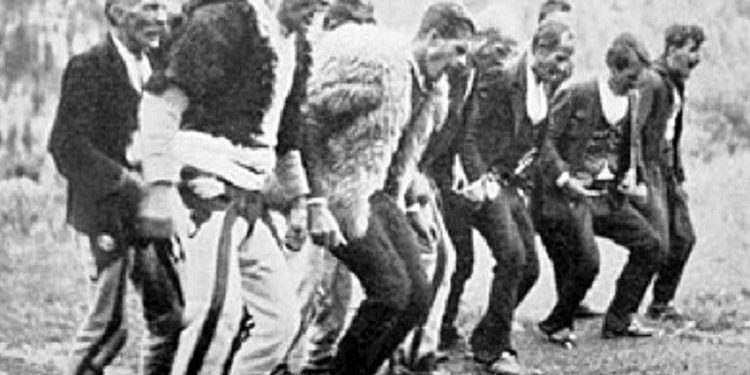 “Në çdo sofër, një sahan i madh i drunjtë me kaçamak, ku duhej ngrënë bashkërisht, me lugën që e kishte sjellë secili me vete dhe në fund, sollën kos…”/ Reportazhi i antropologut gjerman, në 1937-ën