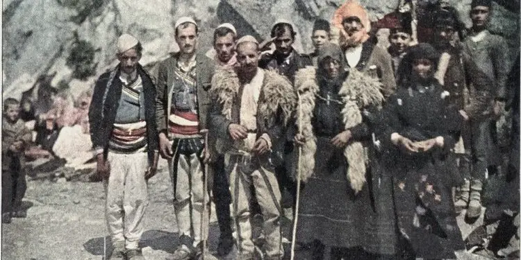 “Në çdo sofër, një sahan i madh i drunjtë me kaçamak, ku duhej ngrënë bashkërisht, me lugën që e kishte sjellë secili me vete dhe në fund, sollën kos…”/ Reportazhi i antropologut gjerman, në 1937-ën