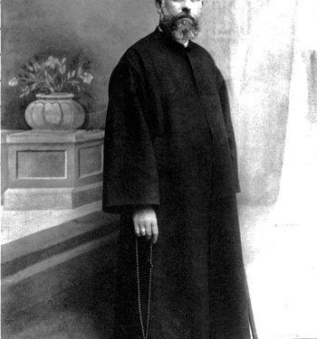 “Në 1947-ën, kur Mustafa Varoshi hartoi peticionin për faljen e familjes së Ali Saraçit dhe nga xhamia ‘mallkoi’ gjykatën ushtarake, Enver Hoxha e thirri…”/ Historia e trishtë e klerikut nga Durrësi