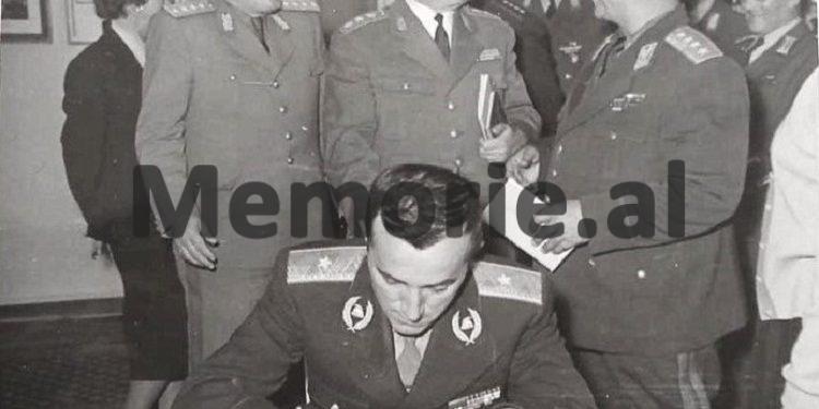 “Në sallën e mbledhjes mua, D. Mamaqit, S. Bekteshit, P. Dumes, H. Çakos dhe Rr. Parllakut, na rrinte afër I. Sina dhe disa të Sigurimit, si…”/ Kujtimet e ish-gjeneralit, për plenumin e K.Q. të PPSh-së, 16 dhjetor ‘74