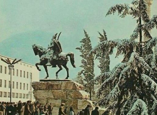 “Nga mishi dhe gjeli i detit me tollon, tavat në furrë e, dezhurni në ndërmarrje, te festa në lokale, si; ‘Dajti’, ‘Adriatiku’ dhe ‘Bllokun’ e udhëheqjes …”/ Peripecitë e festës së vitit të ri, në socializëm?!