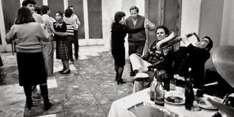 “Nga mishi dhe gjeli i detit me tollon, tavat në furrë e, dezhurni në ndërmarrje, te festa në lokale, si; ‘Dajti’, ‘Adriatiku’ dhe ‘Bllokun’ e udhëheqjes …”/ Peripecitë e festës së vitit të ri, në socializëm?!