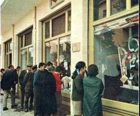 “Nga mishi dhe gjeli i detit me tollon, tavat në furrë e, dezhurni në ndërmarrje, te festa në lokale, si; ‘Dajti’, ‘Adriatiku’ dhe ‘Bllokun’ e udhëheqjes …”/ Peripecitë e festës së vitit të ri, në socializëm?!
