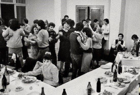 “Nga mishi dhe gjeli i detit me tollon, tavat në furrë e, dezhurni në ndërmarrje, te festa në lokale, si; ‘Dajti’, ‘Adriatiku’ dhe ‘Bllokun’ e udhëheqjes …”/ Peripecitë e festës së vitit të ri, në socializëm?!