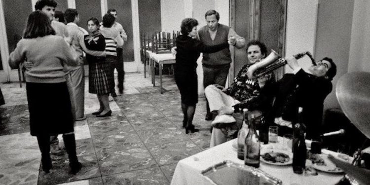 “Nga mishi dhe gjeli i detit me tollon, tavat në furrë e, dezhurni në ndërmarrje, te festa në lokale, si; ‘Dajti’, ‘Adriatiku’ dhe ‘Bllokun’ e udhëheqjes …”/ Peripecitë e festës së vitit të ri, në socializëm?!