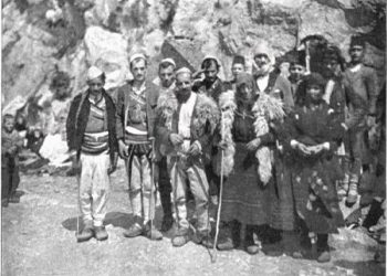 “Në çdo sofër, një sahan i madh i drunjtë me kaçamak, ku duhej ngrënë bashkërisht, me lugën që e kishte sjellë secili me vete dhe në fund, sollën kos…”/ Reportazhi i antropologut gjerman, në 1937-ën