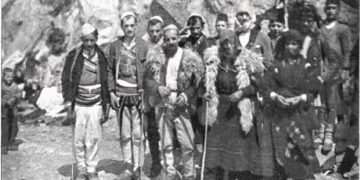 “On each table, a large wooden bowl of porridge, which had to be eaten together, with the spoon that each person had brought with them, and at the end, they brought yogurt…”/ Report by the German anthropologist, in 1937